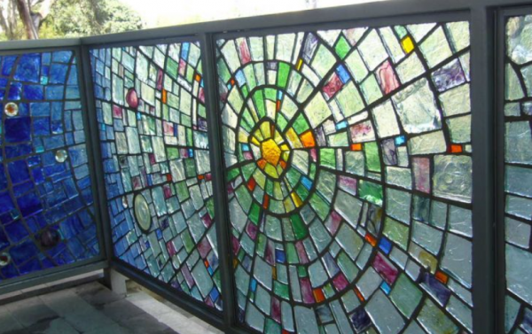 Pagar dengan jendela kaca stained glass